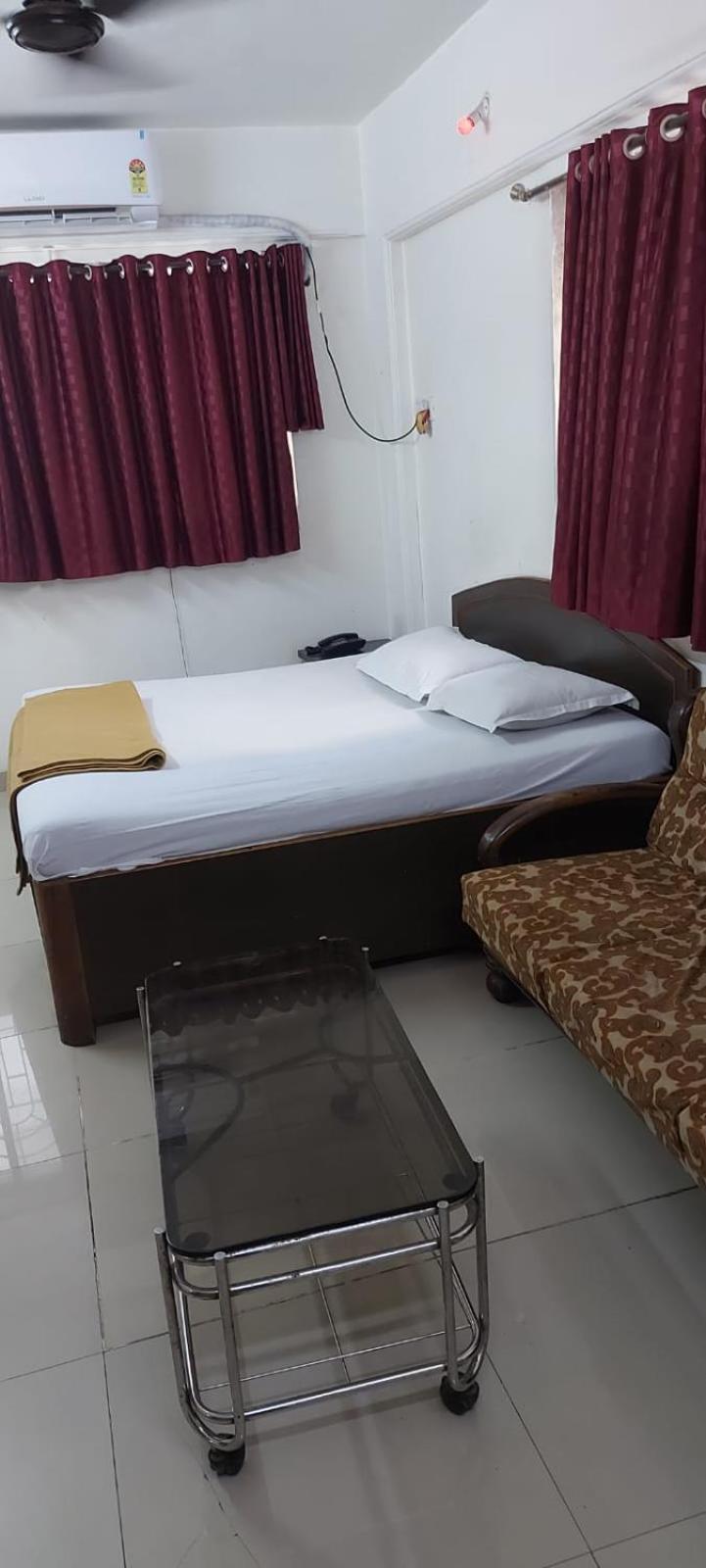 Glitz Hotels Sai Guest House - Nr Inorbit Mall Vashi นาวีมุมไบ ภายนอก รูปภาพ